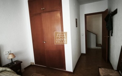 Spacious bungalow with a communal swimming pool and tennis court next to the golf club.